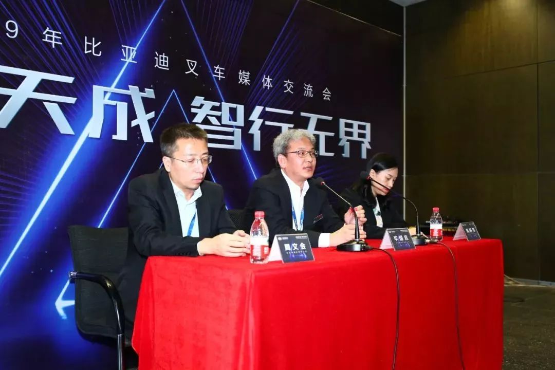 点击放大 新能源叉车行业的厘革者来了——比亚迪进级版新能源叉车来袭