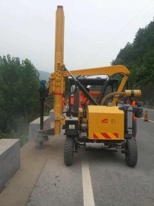 高速公路打拔钻一体护栏打桩机 装载式打桩机 一机多用 省时省力_中国叉车网(www.chinaforklift.com)