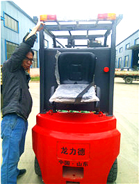 低价销售厂家1吨2吨龙力德电动叉车 堆高车  蓄电池叉车_中国叉车网(www.chinaforklift.com)