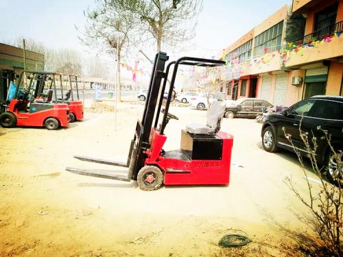 座驾式四支点电动叉车 自动挡操控简单龙力德品牌