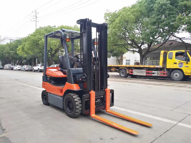 丰田1.5吨电动叉车