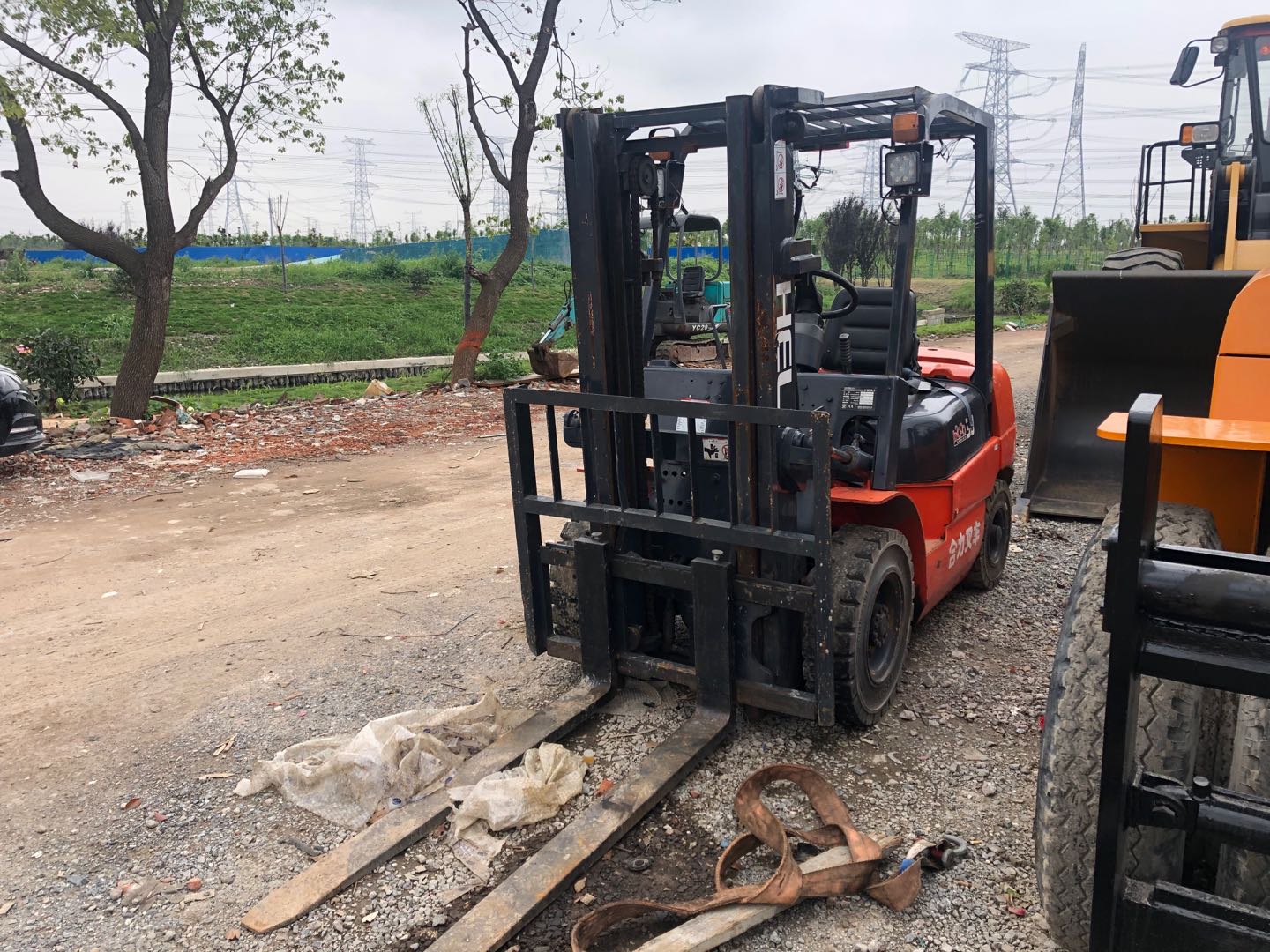 出售二手合力3米门架叉车一台，配50铃发动机