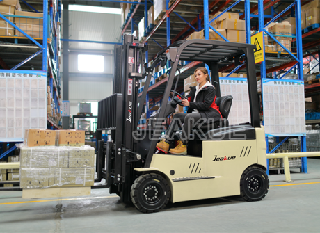 1.5-2.5T锂电池四轮电动叉车