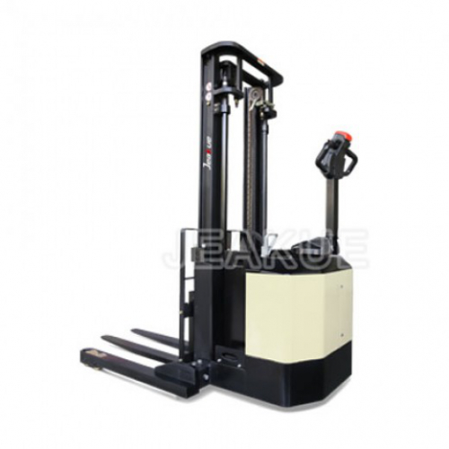 佳奎：1.4-1.8T全电动堆高车