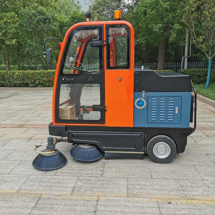 出售新能源自动扫地车 小型驾驶式吸尘洒水车 电动扫地车_中国叉车网(www.chinaforklift.com)
