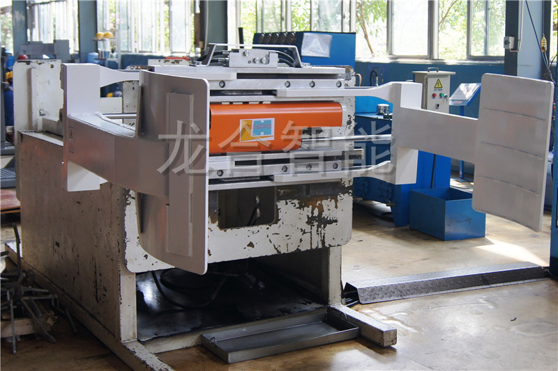 龙合智能：侧移式轮胎夹