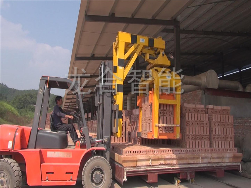 龙合智能：钟罩式砖块夹