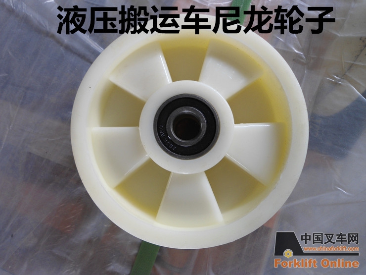 手动叉车使用于仓库管理中