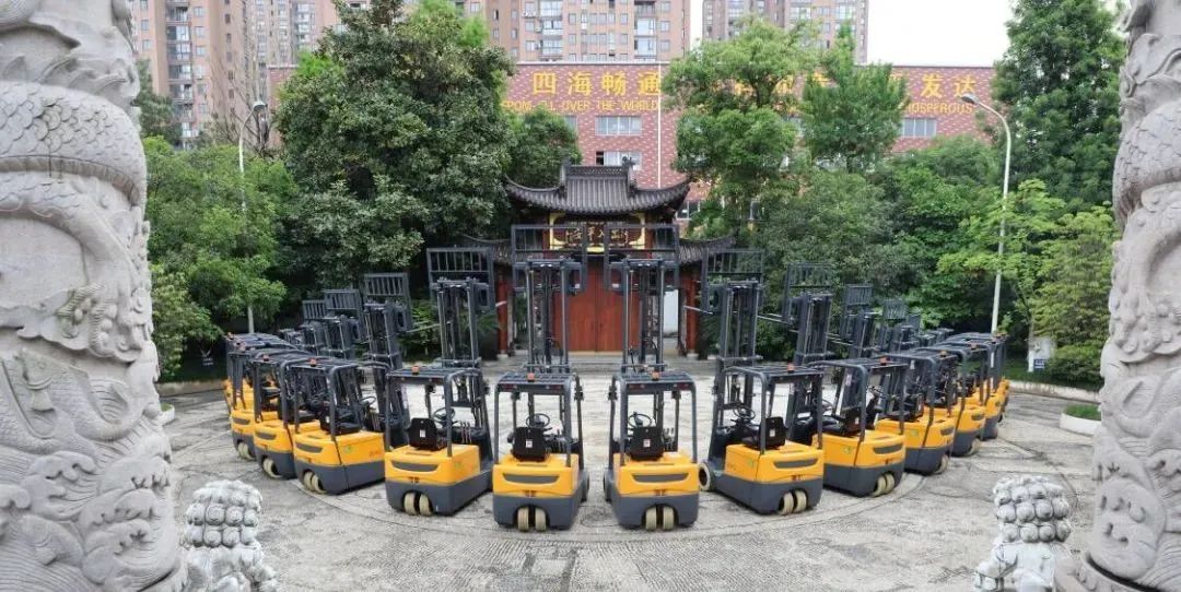 叉车雷“锂”风行驶入安哥拉……