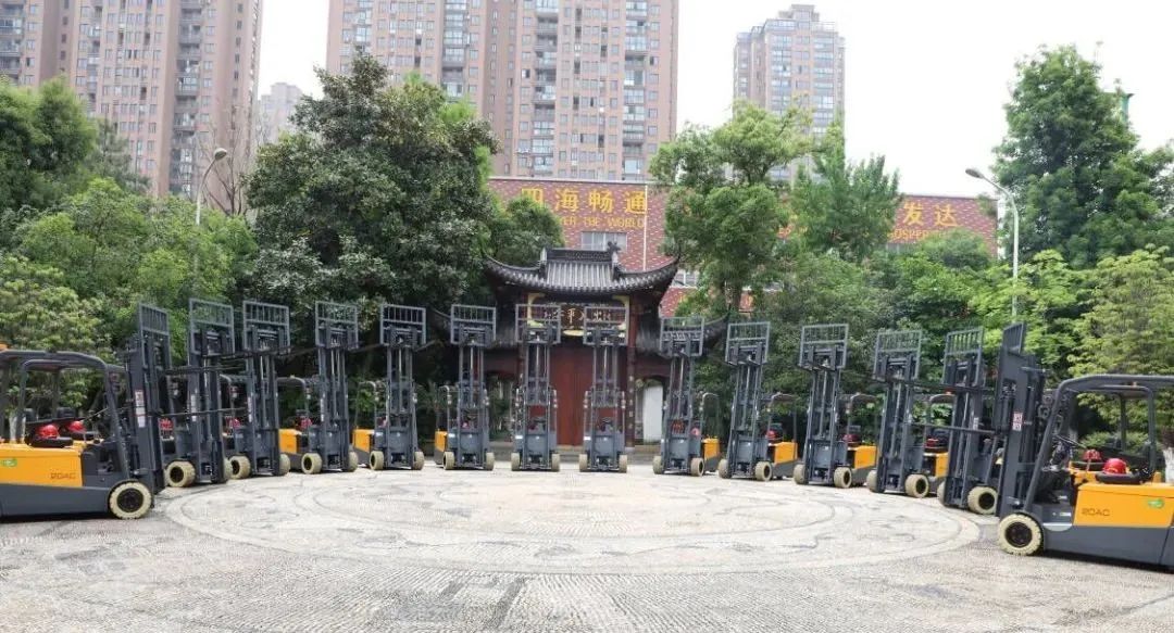 叉车雷“锂”风行驶入安哥拉……