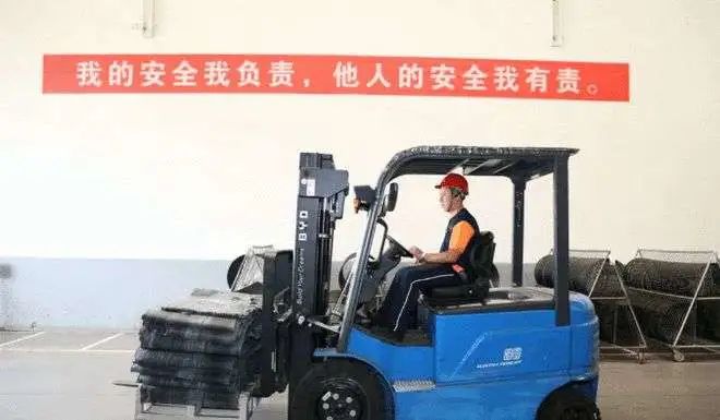 建材公司叉车侧翻事故：无知者无畏，最终付出惨痛代价
