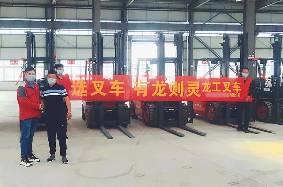 交机时刻丨龙工叉车批量交付知名电商仓储中心