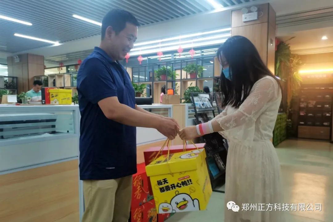 浓情端午与“粽”不“童”，正方科技为“大朋友”派发暖心礼品