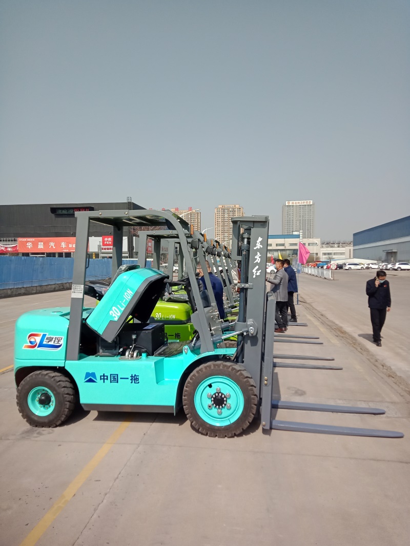 配装零碳排放高性能钛酸锂电池的“东方红”CPD型3.5t叉车紧急交付上海用户