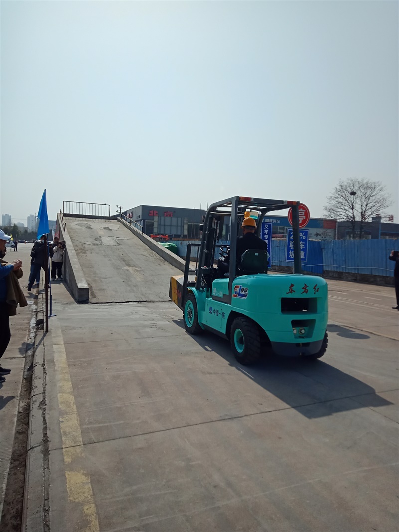 配装零碳排放高性能钛酸锂电池的“东方红”CPD型3.5t叉车紧急交付上海用户