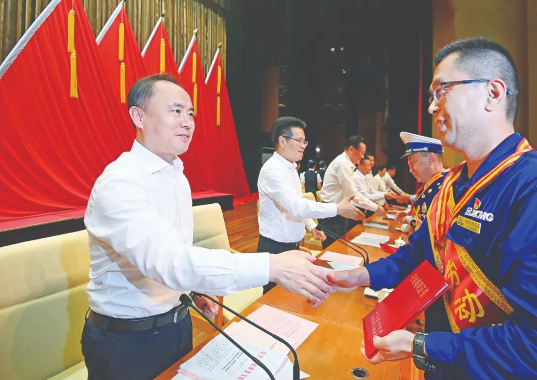 徐州市劳模表彰大会召开！这六名徐工人光荣上榜