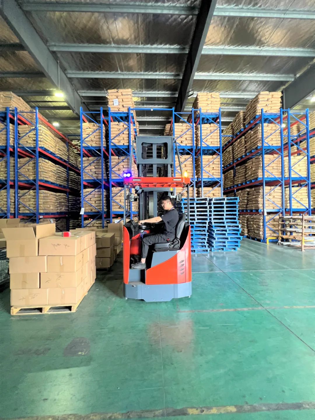 MiMA全新座驾三向叉车突破复杂场景，助力化工行业