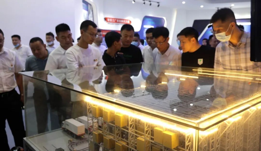 长兴传化公路港园区各企业家参观诺力智能工厂，愿寻求机会，与诺力建立更紧密的联系