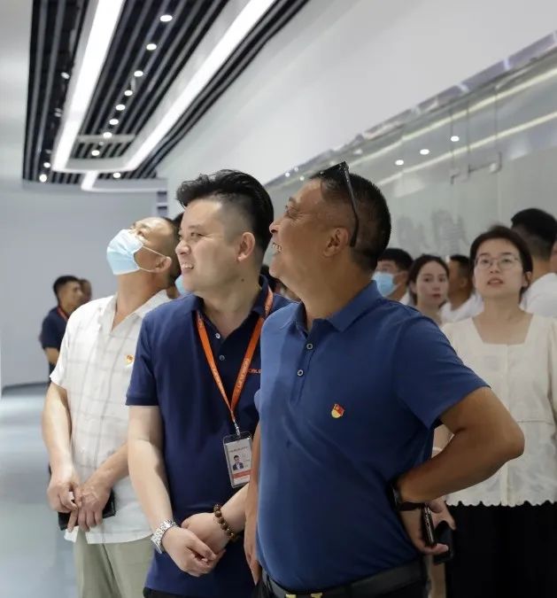 长兴传化公路港园区各企业家参观诺力智能工厂，愿寻求机会，与诺力建立更紧密的联系
