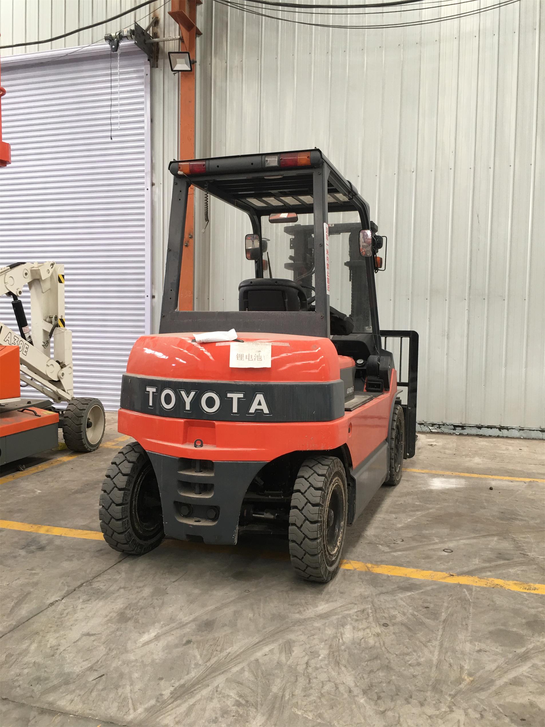 二手丰田进口3.5吨电动平衡叉车