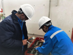 化工储运中心叉车电瓶续航能力攻关见成效