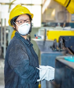 “男同事能做好的工作，我也一样能做好！” —凯傲宝骊高级焊工沈建桥