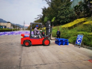 展现工匠风采 长宁县叉车技能大赛如期举行