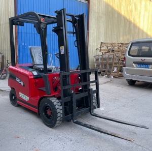 1.5吨电动叉车 搬运叉车堆高叉车  可以升高3米厂家直销