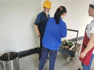 联动属具工会送“凉”策，为一线职工撑起防暑降温“清凉伞”