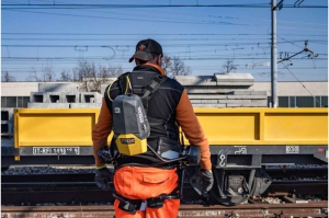 意大利技术研究所开发了一种背部支撑外骨骼，以提高铁路工人的安全