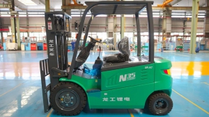 龙工锂电叉车 | 全“锂”以赴，助力仓储物流