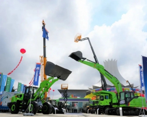 延伸人类力量！柳工叉车电动化设备亮相东博会！