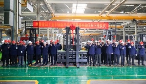 中联重科工业车辆10吨重装电叉成功下线