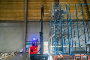 合肥搬易通|MiMA全向叉车助力汽配行业超长物料仓储