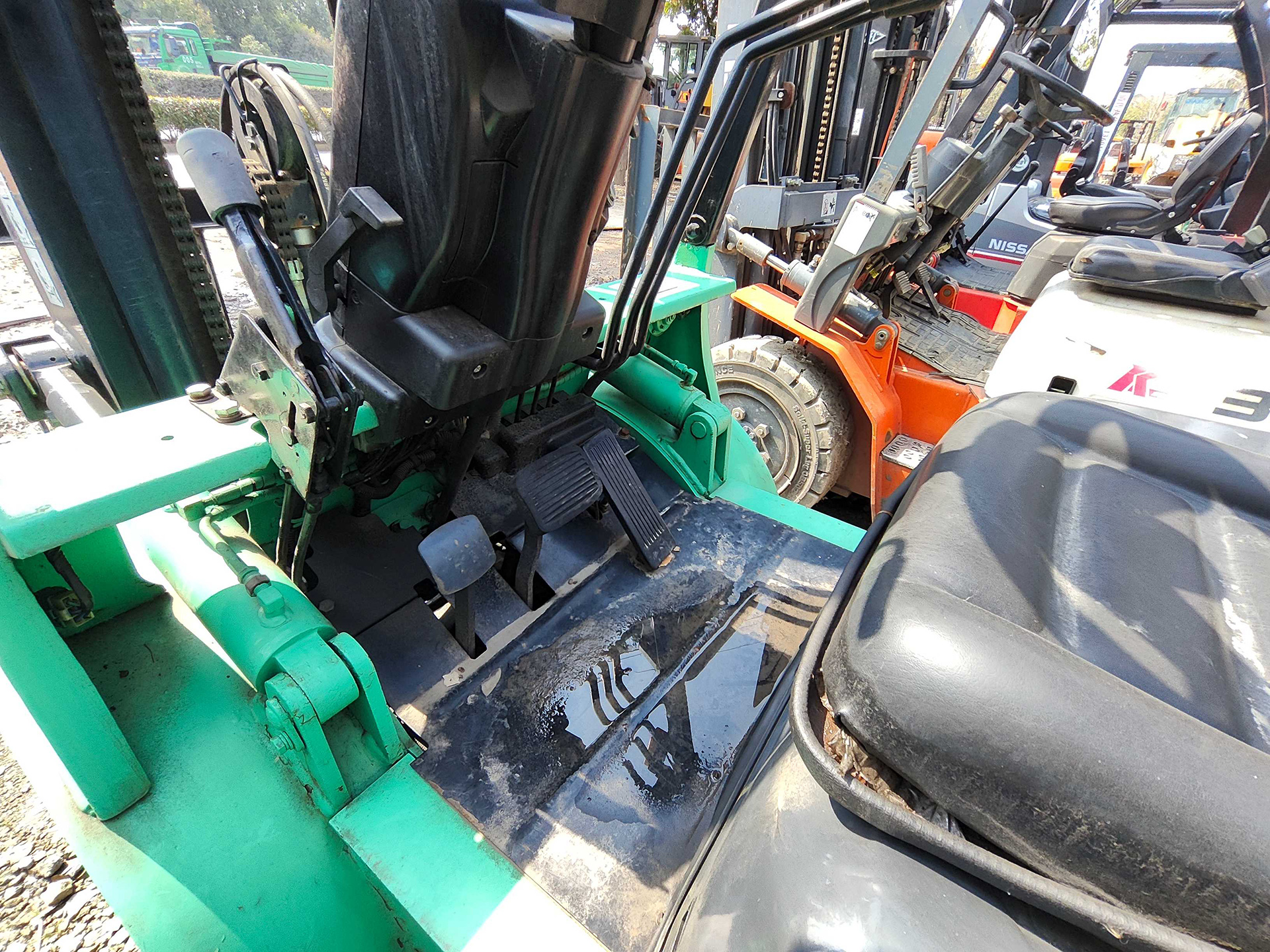 2.5吨柴油叉车低价出售 日本三菱品牌 升高4.5米带中缸 可进集装箱操作 耐用