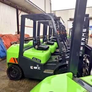 柳工印尼首批电动叉车交付关键客户