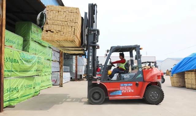 品质第一，服务先行丨合力叉车助力某木材业交易中心高质量发展