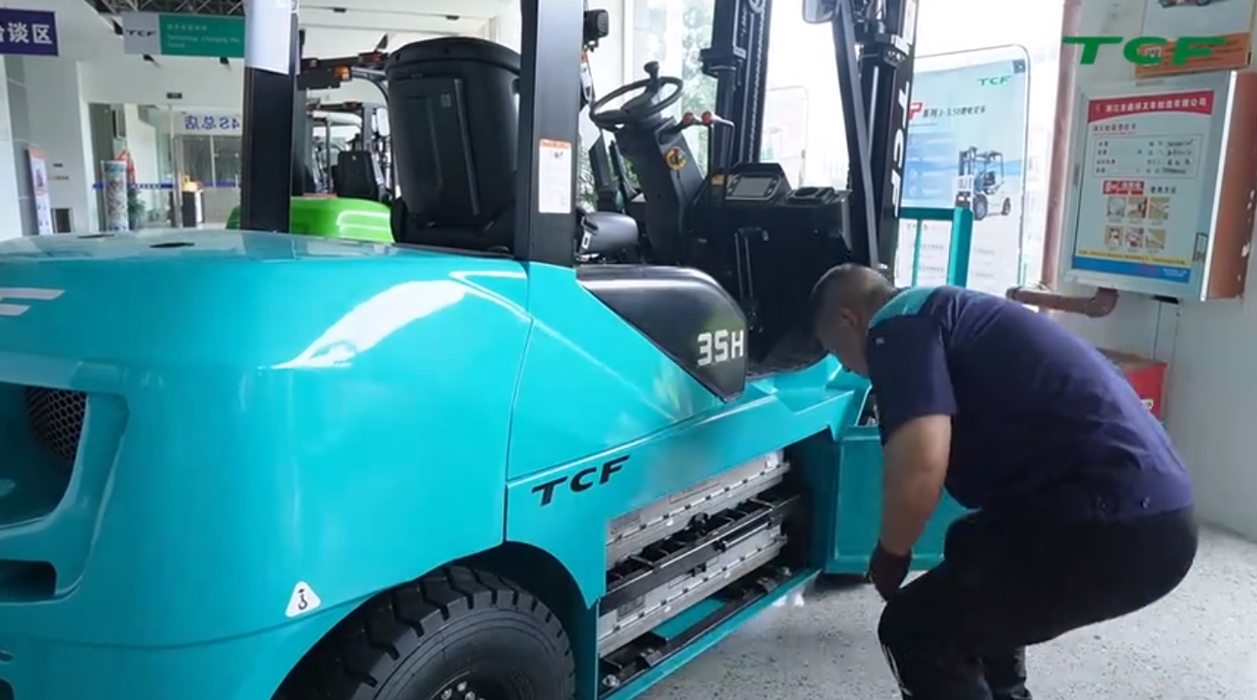 TCF新能源快闪换叉车电池无线充电 ，只需一拉一推，搞定！ #吉鑫祥