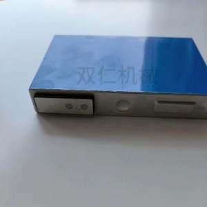 方壳电芯手动包蓝膜