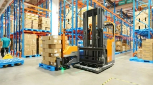 优化医药仓储，助力健康未来：卓一VNA人下行三向叉车助力医药行业物流升级