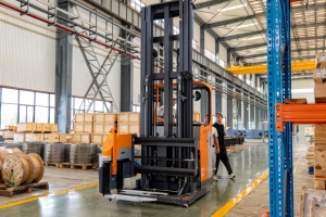 客户案例|卓一VNA人下行三向叉车，助力电机制造物流迈向新高度