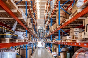 客户案例|卓一VNA人下行三向叉车助力五金企业，五倍扩容、订单高效流转！