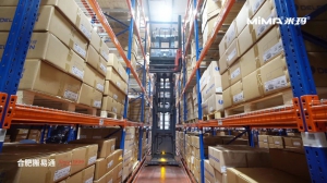 合肥搬易通MiMA人上型三向堆垛车，为汽车零部件产业仓储升级保驾护航