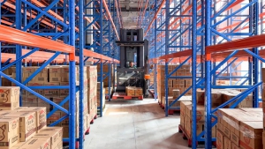 客户案例|卓一VNA人上行三向叉车助力城配物流行业实现仓储密度、拣选效率双升级！