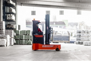 紧凑仓储空间的灵活解决方案：DIMOS推出全新Hawk电动多向前移式叉车