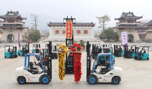 “芯时代系列锂电叉车” 驰骋八桂--2025吉鑫祥超级爆品客户交流会首秀贺州