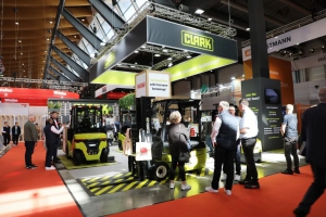 克拉克（Clark）在LogiMAT 2025展示Crossover系列电动叉车：引领行业电气化新潮流