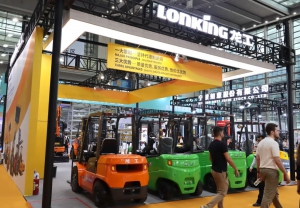 龙工新能源叉车“碳”索未来！LogiMAT China 2025上演绿色物流技术