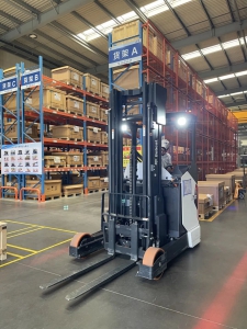 货架间的“绣花功夫”丨恒立液压携手山猫叉车实现仓储效能跃升20%