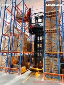 合肥搬易通MiMA人上型三向堆垛车，助力医药企业打造高效洁净密集仓储！